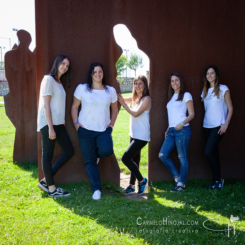 Sesión de cumpleaños de amigas. Fotógrafo Carmelo Hinojal de Santander, Cantabria.