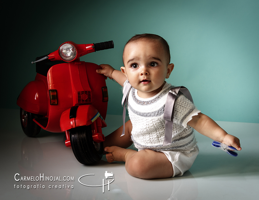 Sesión de estudio infantil de Mateo. Fotógrafo Carmelo Hinojal, Santander, Cantabria.